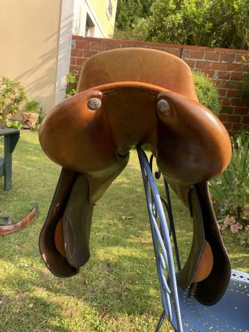 Selle GBS 17 &ndash; si&egrave;ge semi-creux &ndash; tr&egrave;s bon &eacute;tat