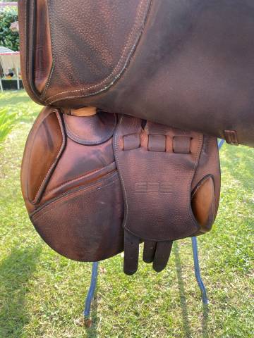 Selle GBS 17 &ndash; si&egrave;ge semi-creux &ndash; tr&egrave;s bon &eacute;tat