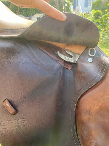 Selle GBS 17 &ndash; si&egrave;ge semi-creux &ndash; tr&egrave;s bon &eacute;tat