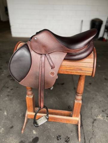 Selle Meyer ACT-1 17" &ndash; Excellent &eacute;tat &ndash; Disponible en 
