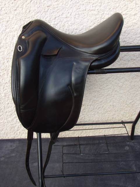 Selle Dressage Devoucoux Mendia 17'5 petit prix 
