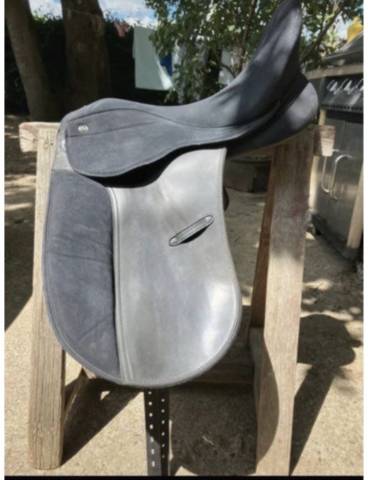 Selle dressage synth&eacute;tique 