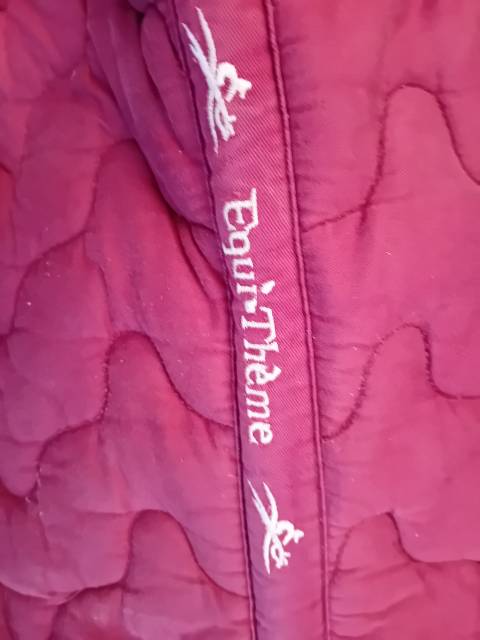&nbsp;Tapis de selle bordeaux 