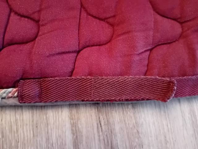 &nbsp;Tapis de selle bordeaux 