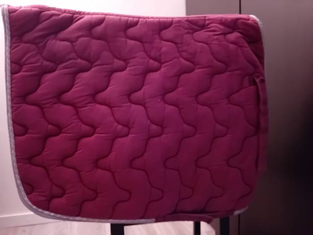 &nbsp;Tapis de selle bordeaux 