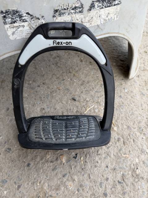 &Eacute;trier Flex on noir 