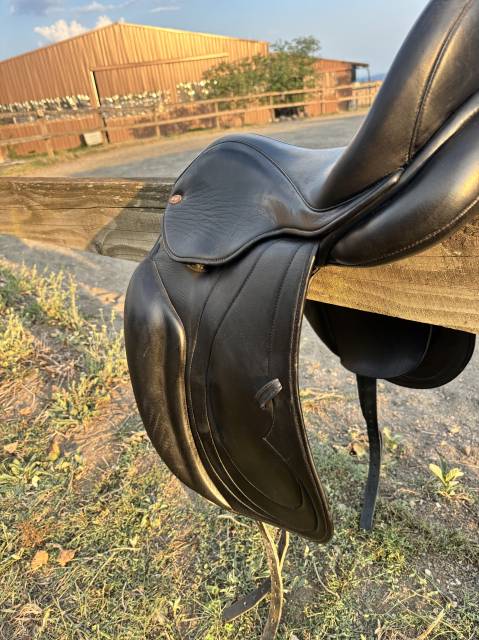 SELLE DRESSAGE &Eacute;RIC THOMAS 17"