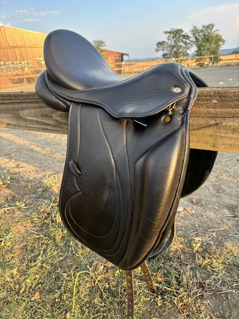 SELLE DRESSAGE &Eacute;RIC THOMAS 17"