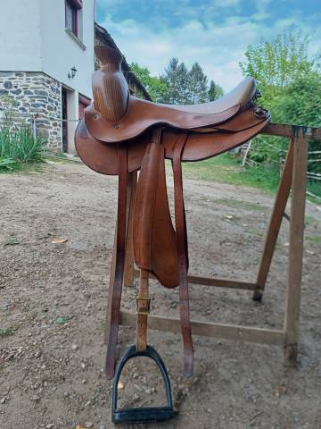 Tr&egrave;s belle selle l&eacute;g&egrave;re realis&eacute;e en France 