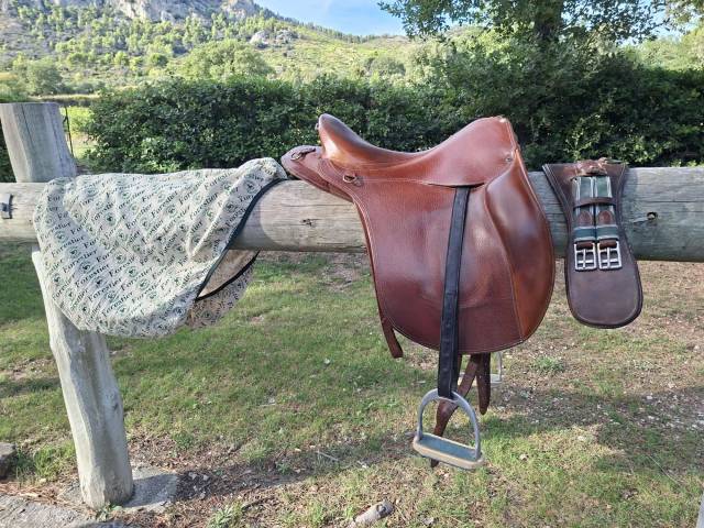 Selle  de randonn&eacute;e et TREC, taille 17''
