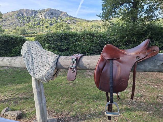 Selle  de randonn&eacute;e et TREC, taille 17''