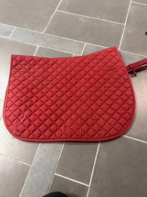 Tapis de selle rouge matelass&eacute; &ndash; &Eacute;l&eacute;gant & confortable