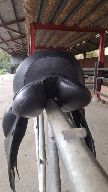 Selle de dressage Marjoman 17,5 pouces 