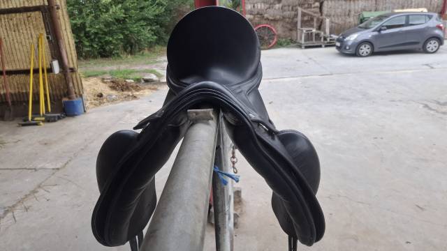 Selle de dressage Marjoman 17,5 pouces 