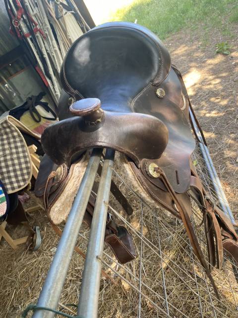 Selle western artisanale en cuir &ndash; &eacute;tat neuf &ndash; taille c