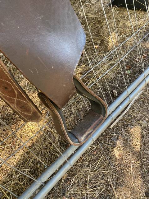 Selle western artisanale en cuir &ndash; &eacute;tat neuf &ndash; taille c