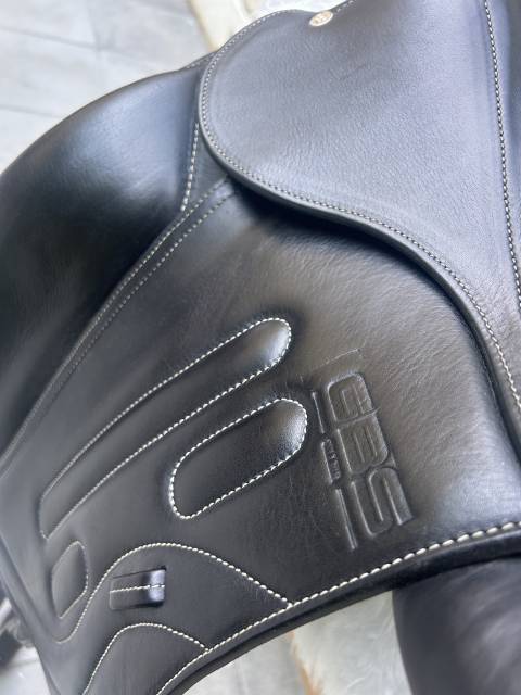 Selle de dressage 