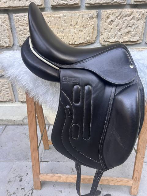 Selle de dressage 