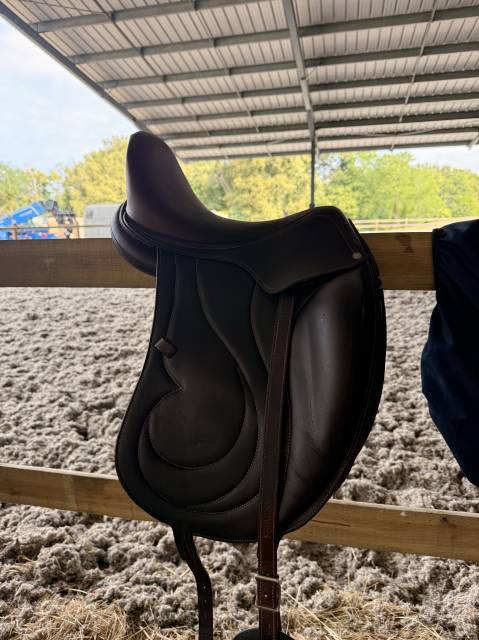 Selle de dressage Antar&egrave;s