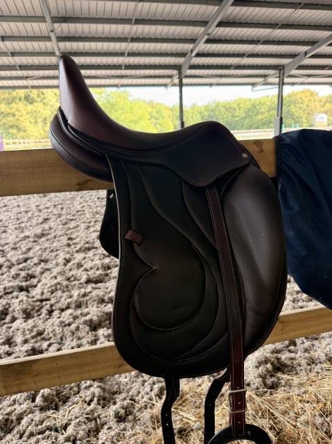 Selle de dressage Antar&egrave;s