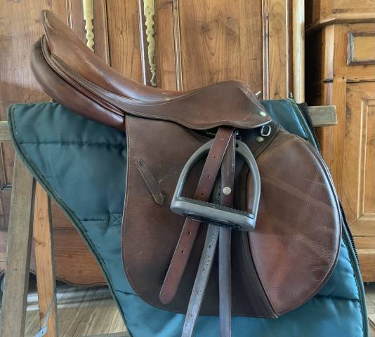 Selle Forestier avec sa housse de protection, &eacute;trivi&egrave;res Forestier et &eacute;triers