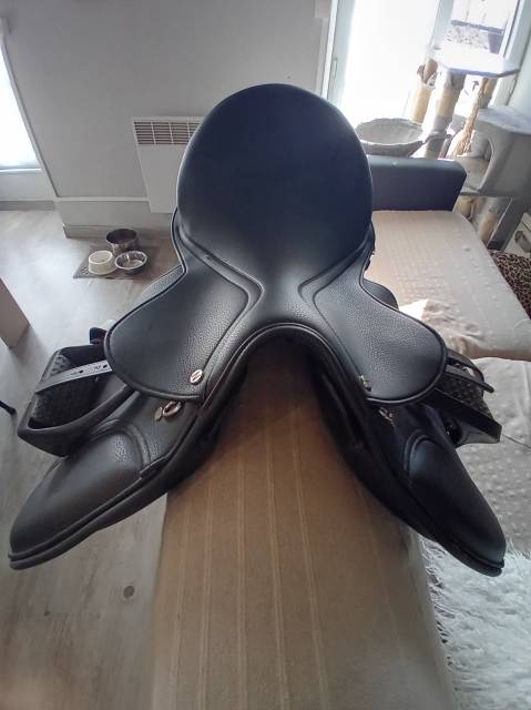 Selle de cheval en cuir synth&eacute;tique 