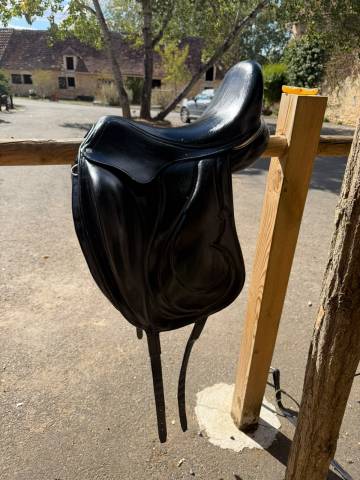 Selle Antar&egrave;s Cadence Dressage 17" &ndash; cuir veau &ndash;