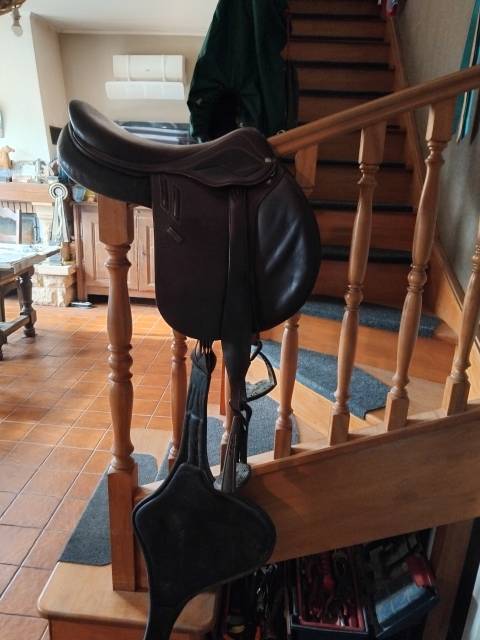 selle obstacles DEVOUCOUX r&eacute;cente et &eacute;quip&eacute; 