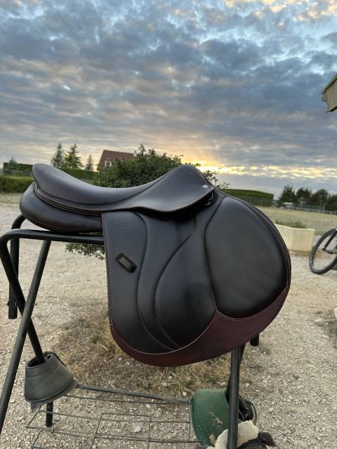 Selle d'obstacle Devoucoux Biarritz O 17,5" (2025) &mdash; Ex