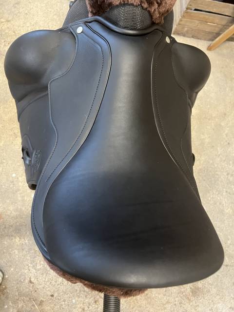 Selle dressage &Eacute;ric Thomas by Antares neuve T17 noire