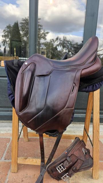 Magnifique selle de dressage Flex On 17,5 pouces Havan 