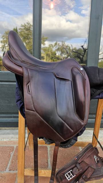 Magnifique selle de dressage Flex On 17,5 pouces Havan 