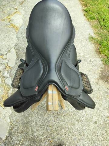 Selle Claridge House mixte de 2026. en cuir noir. Taille 17"5