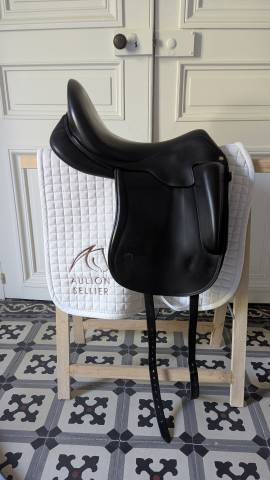 Selle de dressage Aulion 17.5 p en parfait &eacute;tat