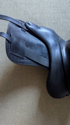 Selle de dressage Aulion 17.5 p en parfait &eacute;tat
