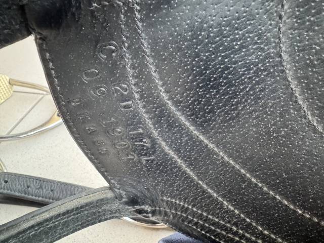 Selle Antar&egrave;s Cadence dressage noire 17 pouces + &eacute;trier