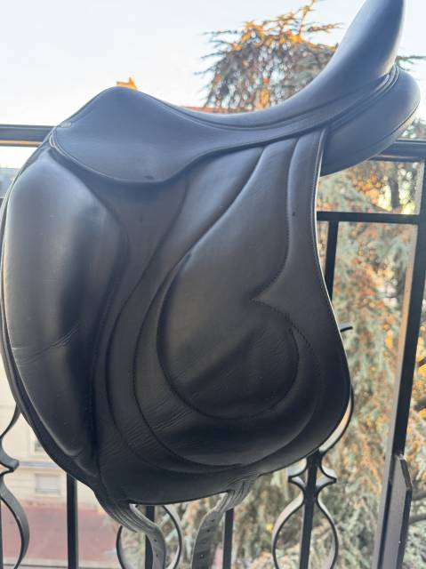 Selle Antar&egrave;s Cadence dressage noire 17 pouces + &eacute;trier