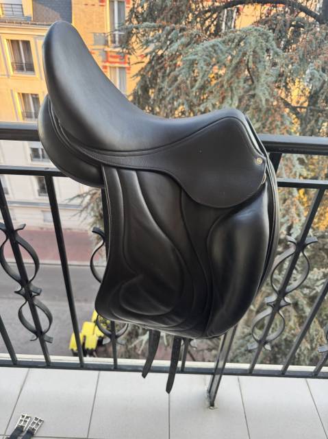 Selle Antar&egrave;s Cadence dressage noire 17 pouces + &eacute;trier
