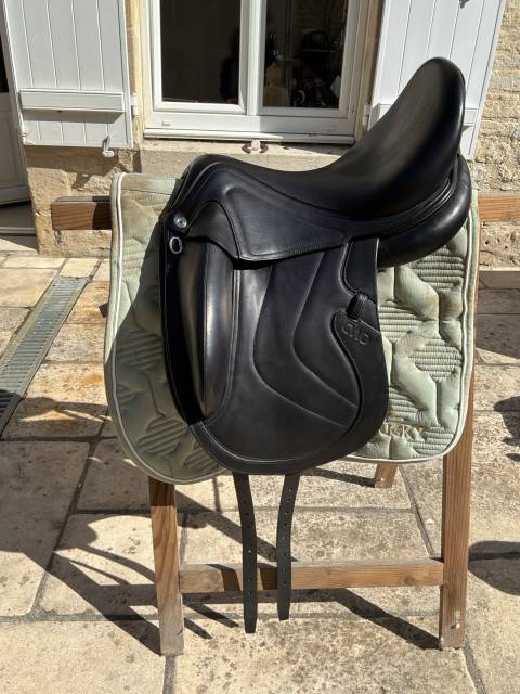 Selle de dressage CWD