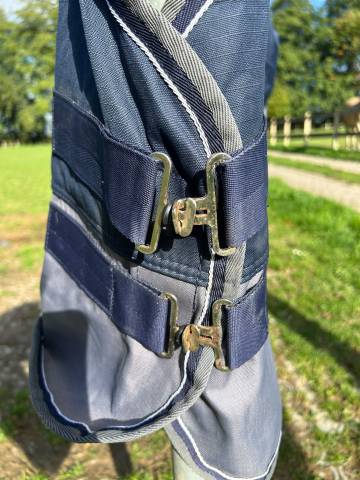 Couverture imperm&eacute;able doubl&eacute;e polaire poney