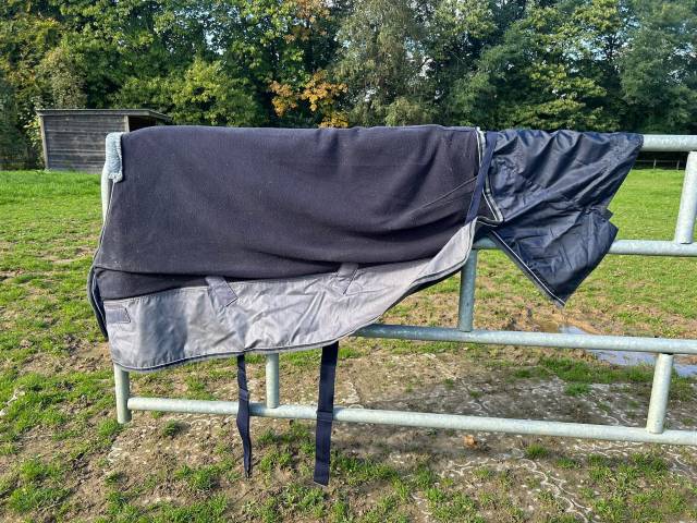 Couverture imperm&eacute;able doubl&eacute;e polaire poney