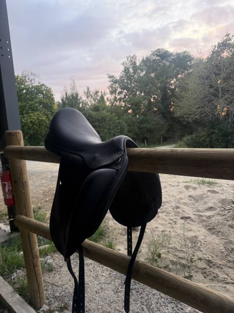 SELLE DE DRESSAGE &Eacute;QUIPE - MOD&Egrave;LE  EMPORIO