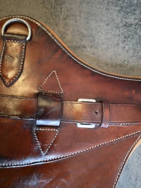 Sangle bavette  cuir fauve