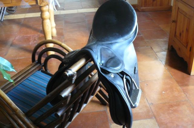 Selle Stubben noire excellant état équipée étriers