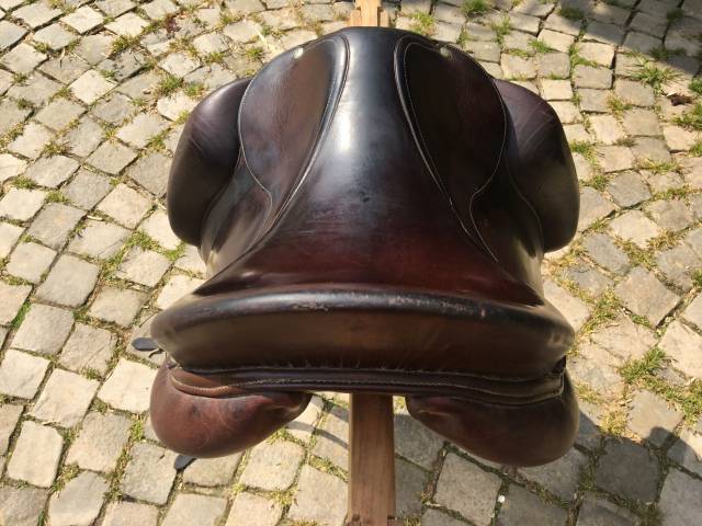 A SAISIR SELLE DE DRESSAGE AULION 17 POUCES MARRON 