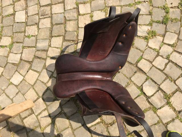 A SAISIR SELLE DE DRESSAGE AULION 17 POUCES MARRON 