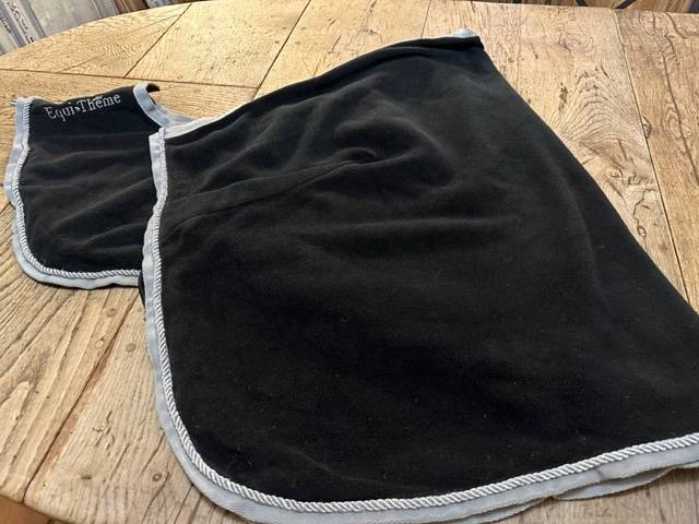 COUVRE REIN POLAIRE NOIR EQUI THEME 