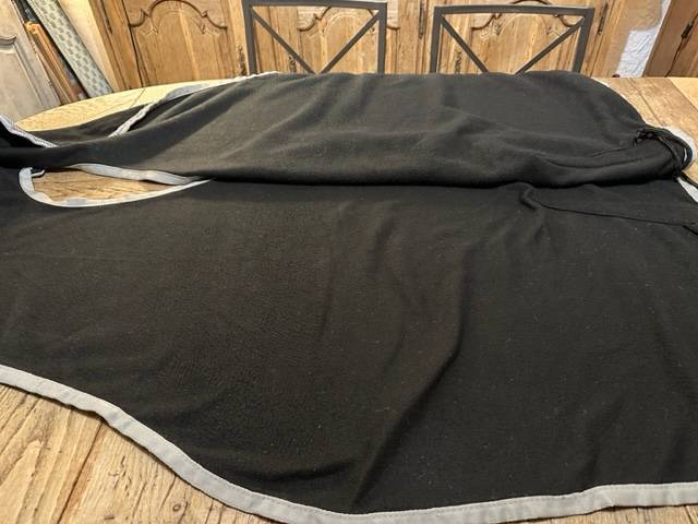 COUVRE REIN POLAIRE NOIR EQUI THEME 