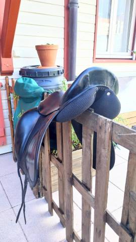 Selle dressage devoucoux 17"