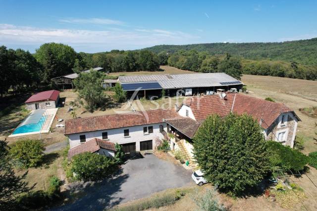 Belle propriété bâtie sur 18ha de prés et bois en Périgord